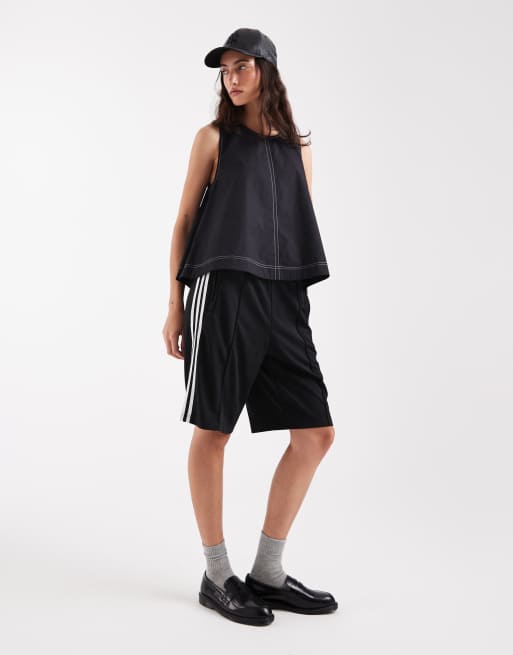 ASOS DESIGN – Svart, ärmlös topp med volym och kontrastsömmar, 2 av 4