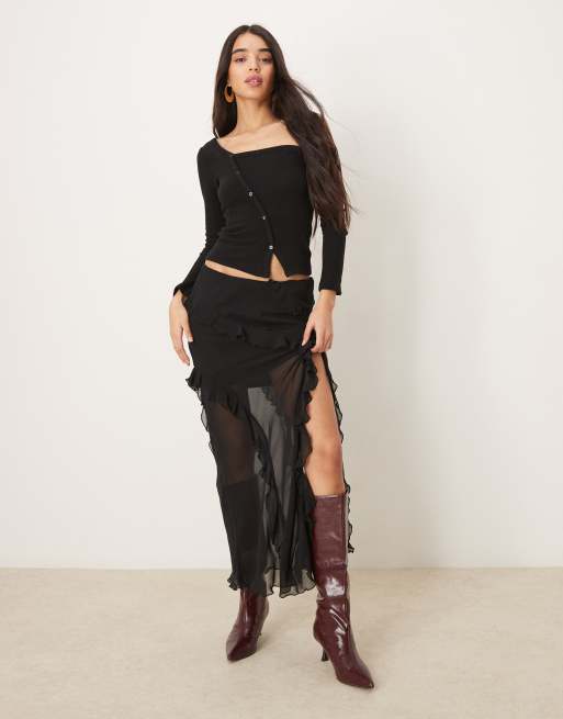 ASOS DESIGN – Svart, asymmetrisk crop top med bara axlar och knappar, 2 av 4