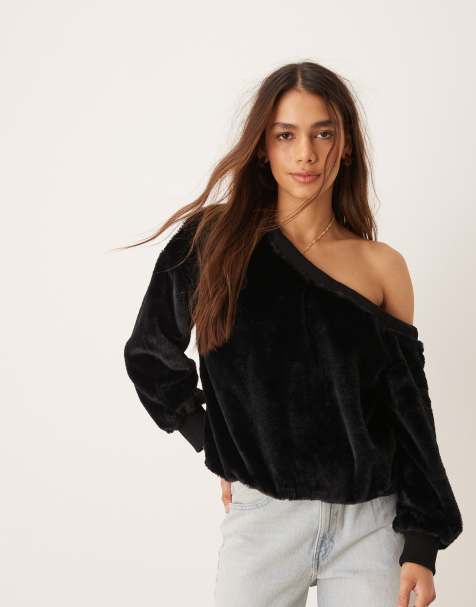 ASOS DESIGN – Svart, asymmetrisk topp i fuskpäls med off shoulder - view 1