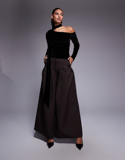 ASOS DESIGN – Svart, asymmetrisk topp med långa ärmar och sjal i sammet, 2 av 4