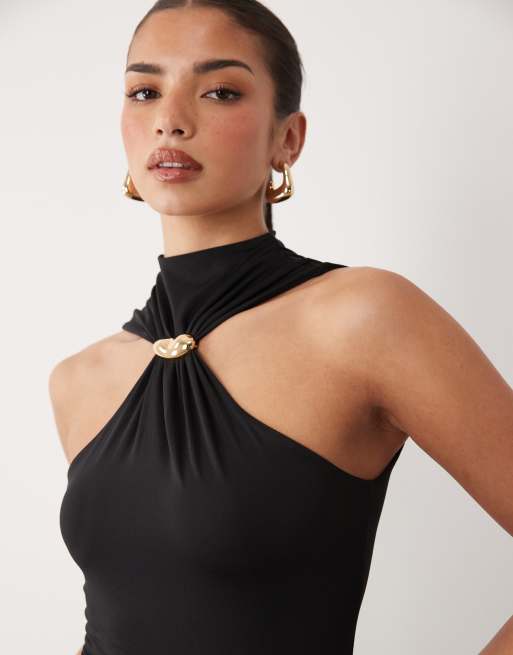 ASOS DESIGN – Svart, åtsmitande maxiklänning med utskurna detaljer, hög krage och metalldetalj, 3 av 4