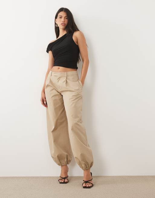 ASOS DESIGN – Svart, åtsmitande topp med knut på axeln och asymmetrisk fåll, 2 av 4