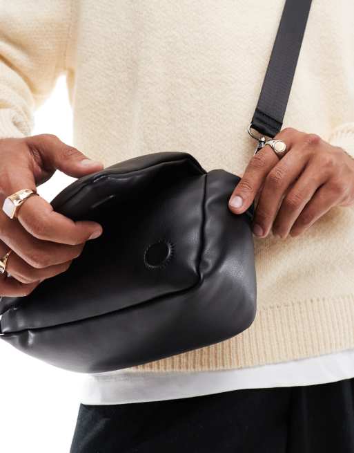 ASOS DESIGN – Svart axelremsväska i läderimitation med puffig design, 3 av 4