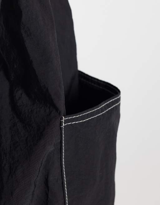 ASOS DESIGN – Svart axelremsväska i nylon med kontrastfärgade sömmar, 3 av 4