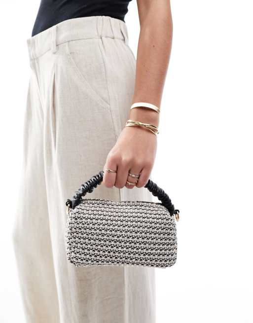ASOS DESIGN – Svart axelremsväska i strå med rynkat handtag