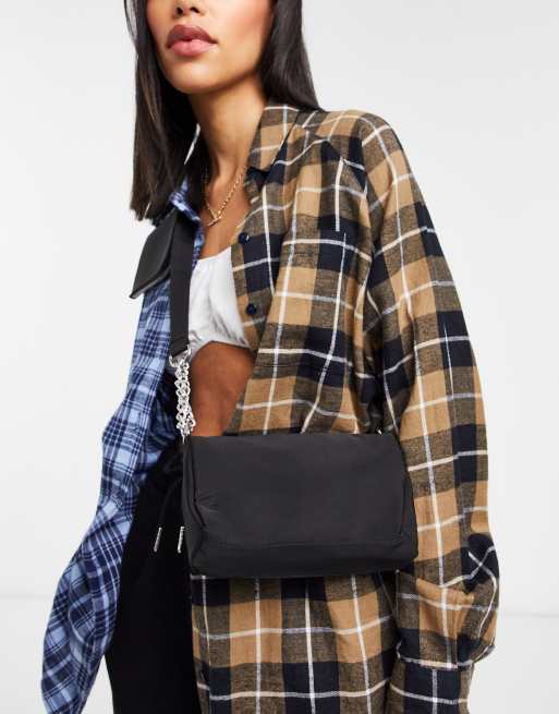 ASOS DESIGN – Svart axelremsväska med extra påse i nylon