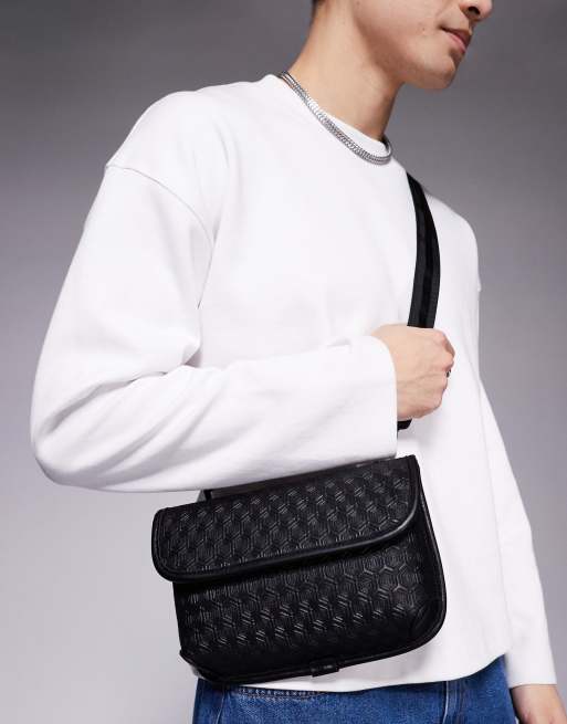 ASOS DESIGN – Svart, axelremsväska med monogrammönster