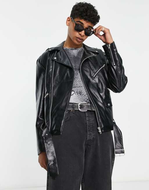 ASOS DESIGN – Svart bikerjacka i läderimitation med präglat krokodilskinnsmönster