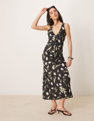 ASOS DESIGN – Svart, blommig midiklänning med v-ringning, rysch och knytning - view 1