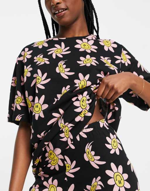 ASOS DESIGN – Svart, blommig pyjamas i oversize med t-shirt och leggings, 3 av 4