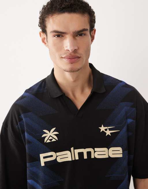 ASOS DESIGN – Svart, boxig pikétröja i oversized fit med heltäckande fotbollstryck , 3 av 5