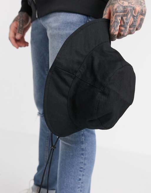 ASOS DESIGN – Svart bredbrättad solhatt i safaristil med dragsko, 3 av 4