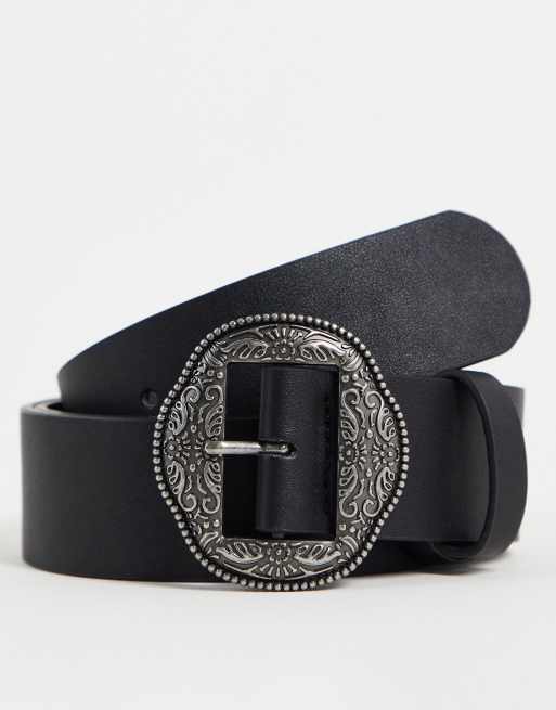 ASOS DESIGN – Svart brett skärp i mockaimitation med borstat silverfärgat spänne i cowboystil