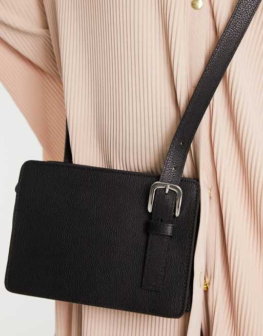 ASOS DESIGN – Svart crossbodyväska i läder med dubbelt spänne, 4 av 4