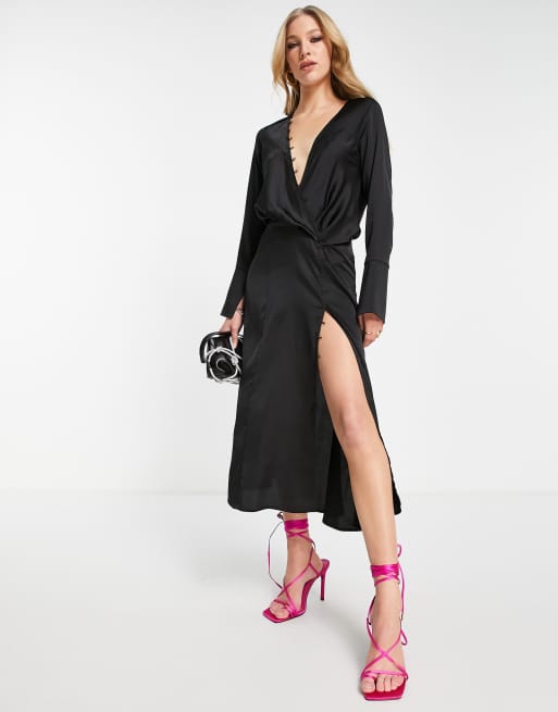 ASOS DESIGN – Svart diagonalskuren midiklänning i satin med knappar och drapering, 3 av 4