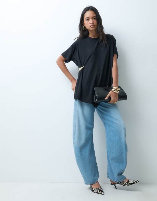 ASOS DESIGN – Svart, draperad t-shirt i oversized fit med metalldetalj, 2 av 5