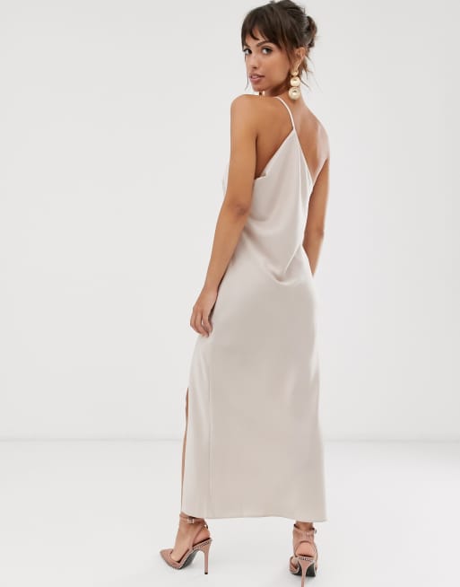 ASOS DESIGN – Svart, enaxlad midaxiklänning i satin med drapering baktill, 2 av 4