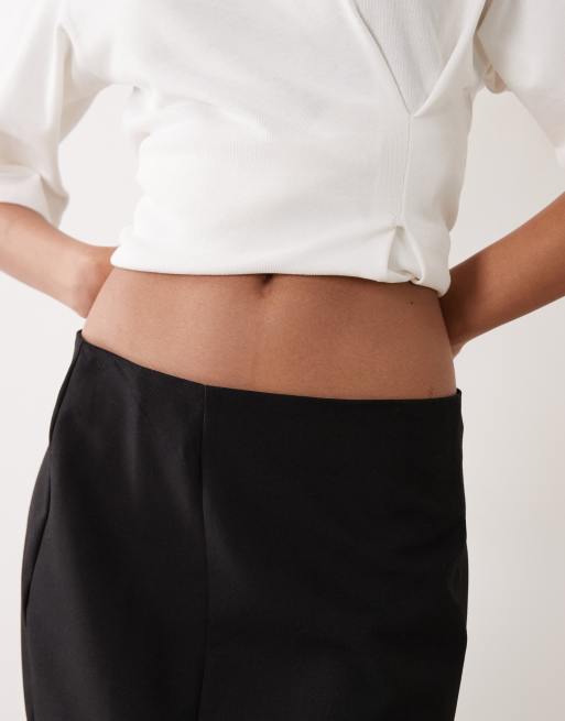 ASOS DESIGN – Svart, figursydd minikjol med slits, 3 av 5