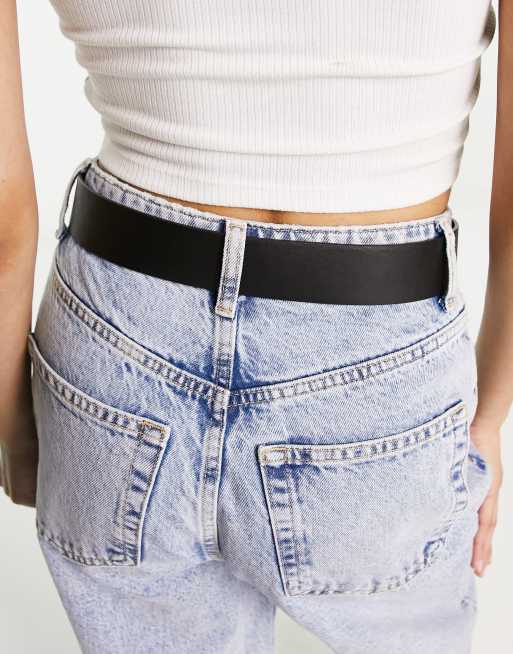 ASOS DESIGN – Svart höft- och midjeskärp med grovt guldfärgat spänne, 2 av 4