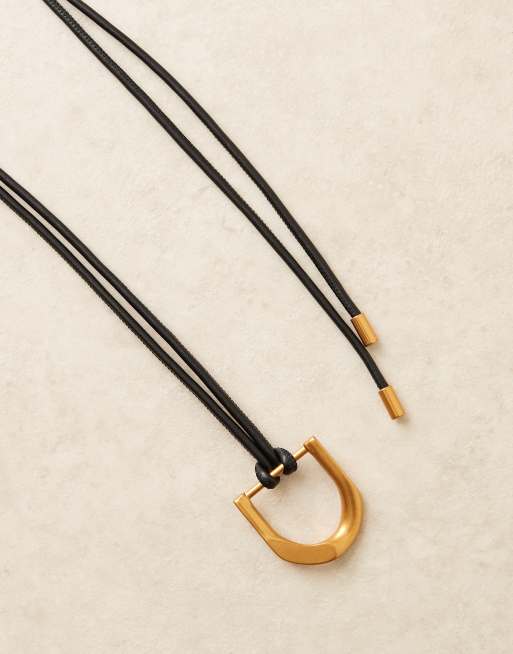 ASOS DESIGN – Svart höft- och midjeskärp med halvmåneformat spänne och guldfärgade metalldetaljer, 2 av 3