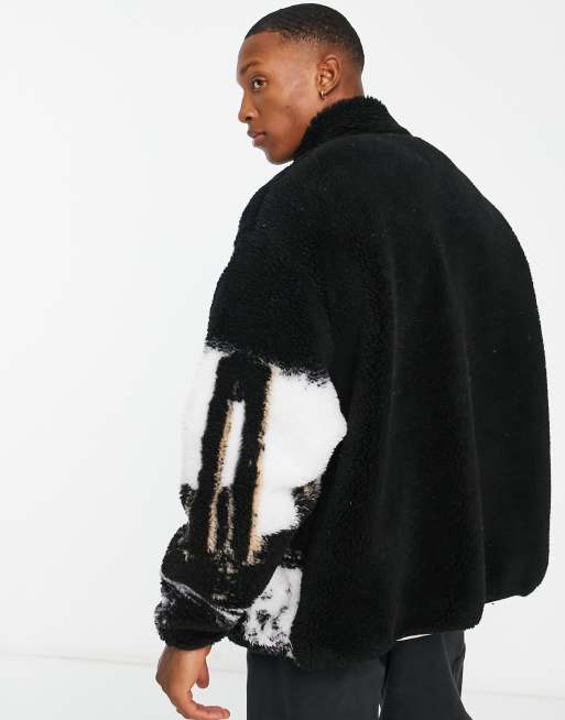 ASOS DESIGN – Svart jacka av teddy i oversize med dragkedja och heltäckande stadsmönster, 2 av 4