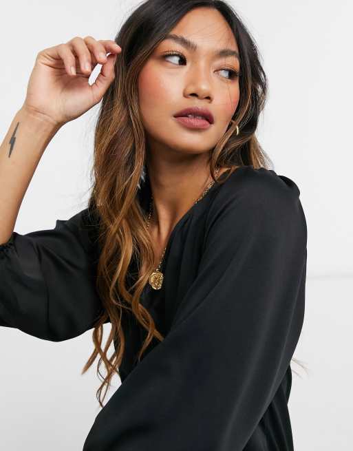 ASOS DESIGN – Svart jumpsuit i satin med v-ringning och minimal puffärm, 3 av 4