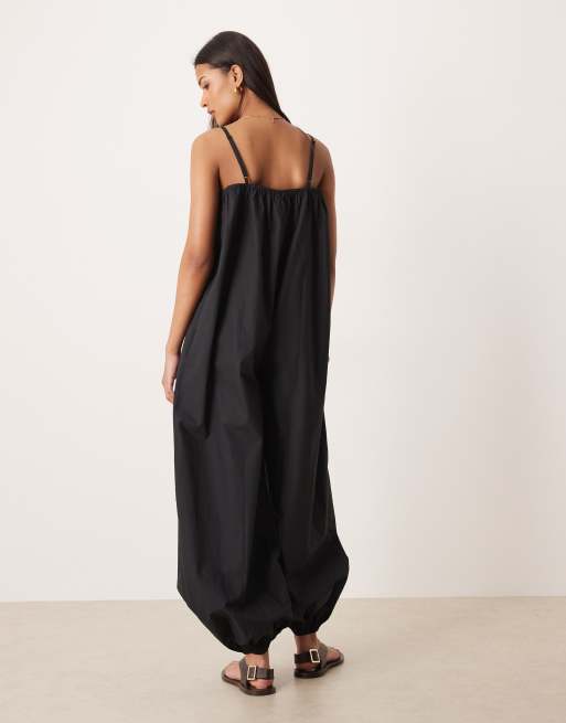 ASOS DESIGN – Svart jumpsuit med ballongben och smala axelband, 2 av 4
