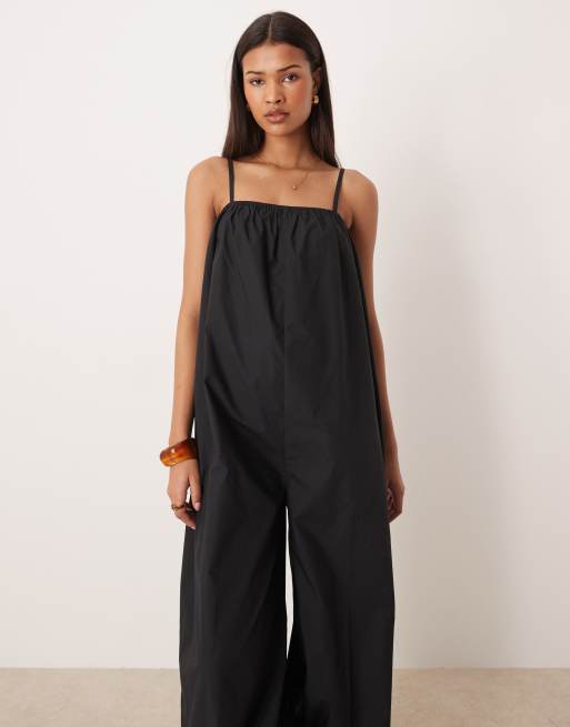 ASOS DESIGN – Svart jumpsuit med ballongben och smala axelband, 3 av 4