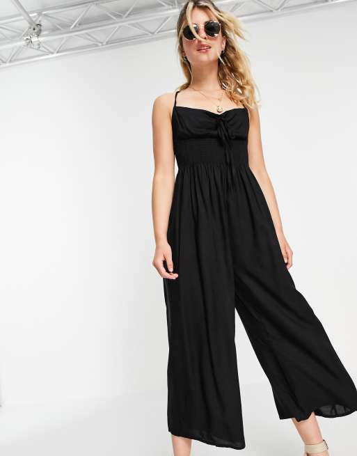 ASOS DESIGN – Svart jumpsuit med smockad midja, culotte-ben och knytning framtill