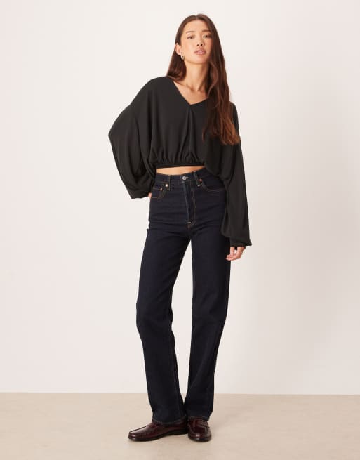 ASOS DESIGN – Svart, kort topp i modal med ballongärmar och v-ringning, 2 av 4