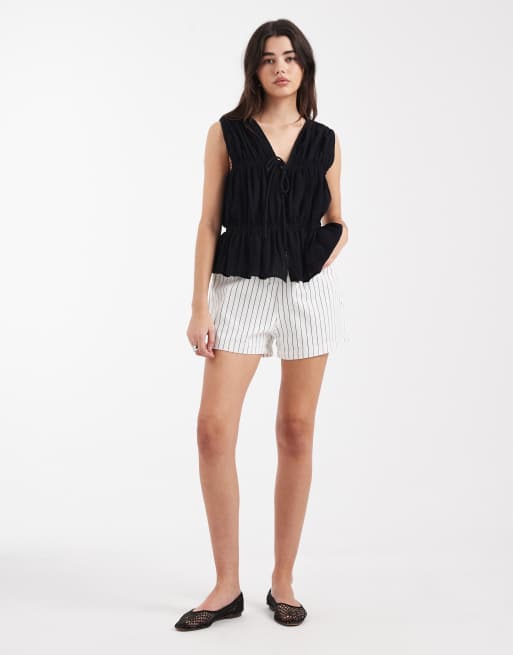 ASOS DESIGN – Svart, krinklad kostymväst med knytning framtill, 2 av 4