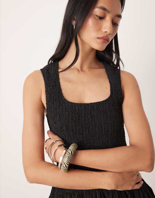 ASOS DESIGN – Svart, krinklad maxiklänning med djup halsringning och smockad midja, 3 av 4