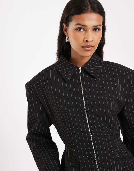 ASOS DESIGN – Svart, kritstrecksrandig, figursydd jacka med dragkedja och rynkning, 2 av 4