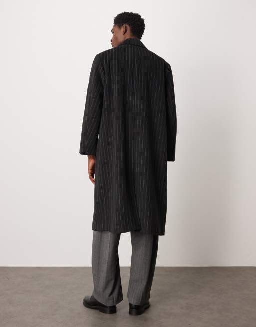 ASOS DESIGN – Svart, kritstrecksrandig kappa i oversize och lång modell med yllestil, 4 av 5
