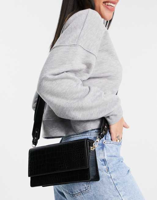 ASOS DESIGN – Svart, krokodilskinnsmönstrad, avlång axelremsväska med avtagbar rem, 2 av 4