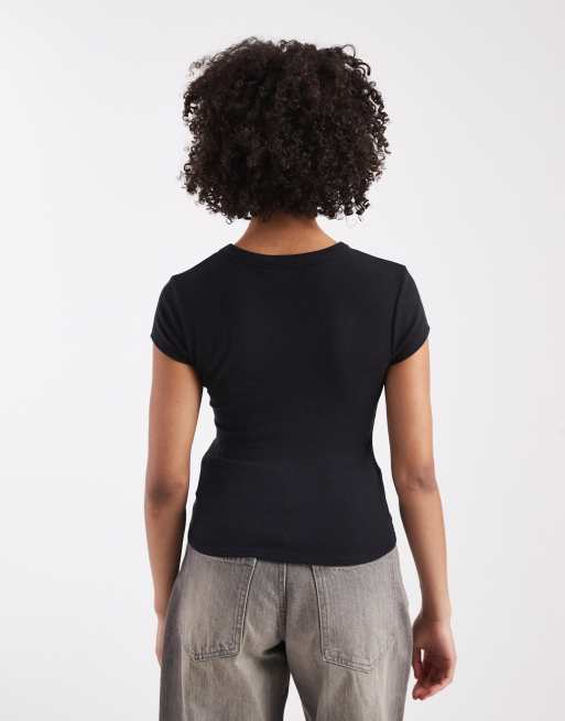 ASOS DESIGN – Svart, krympt, mjuk t-shirt i lång modell, 2 av 4