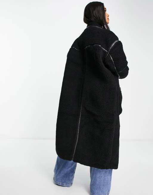 ASOS DESIGN – Svart lackad maxikappa med teddy-detaljer, 3 av 4