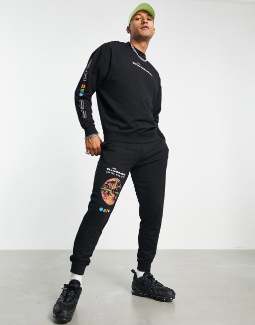 ASOS DESIGN – Svart lätt träningsoverall med flera utplacerade tech-tryck