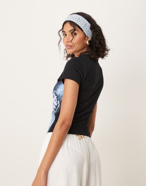 ASOS DESIGN – Svart, liten T-shirt med blått blommigt tryck, 3 av 4