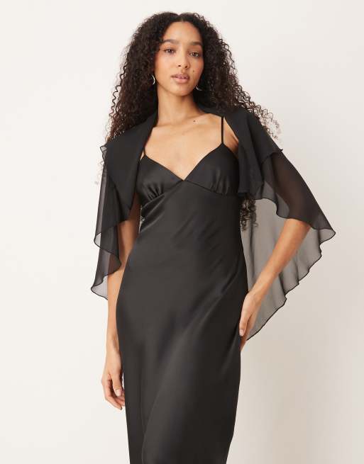 ASOS DESIGN – Svart maxiklänning i satin med cape, 2 av 4