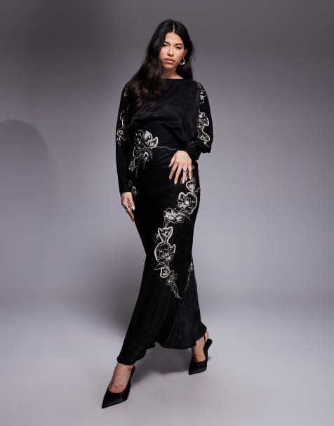 ASOS DESIGN – Svart maxiklänning i satin med pingvinärm, spetsapplikationer och blommigt broderi - view 1