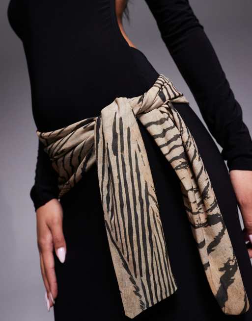 ASOS DESIGN – Svart maxiklänning med hög krage, öppen rygg och mönstrad scarf, 4 av 4
