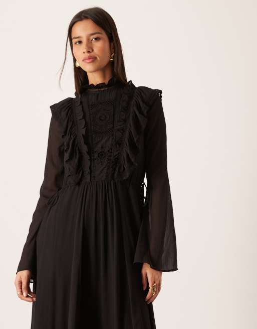 ASOS DESIGN – Svart maxiklänning med hög krage, spetsdetaljer och volang, 4 av 4