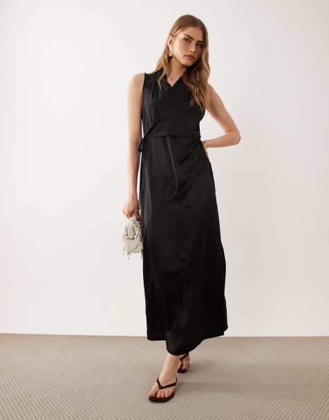 ASOS DESIGN – Svart midiklänning i satin med omlottdesign - view 1