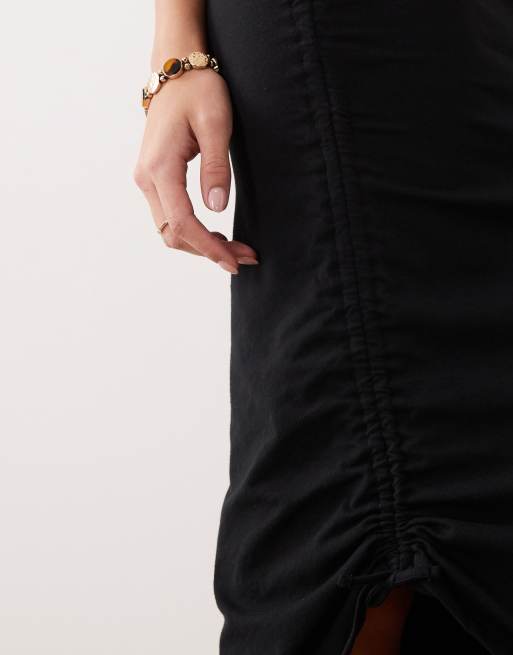ASOS DESIGN – Svart midiklänning med korta ärmar och ryschad knytning i sidan, 4 av 4