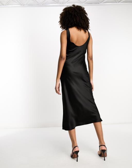 ASOS DESIGN – Svart, midilång slipklänning i satin med djup halsringning, 2 av 4