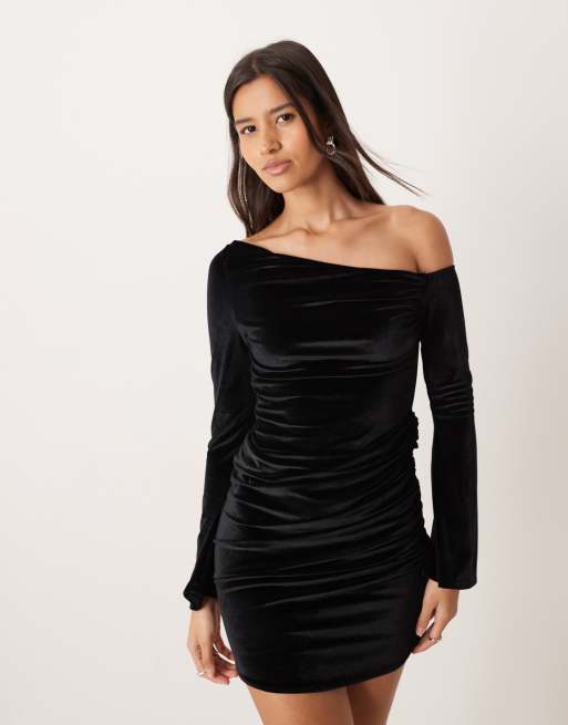 ASOS DESIGN – Svart miniklänning i sammet med bara axlar, långa ärmar och rysch, 2 av 4