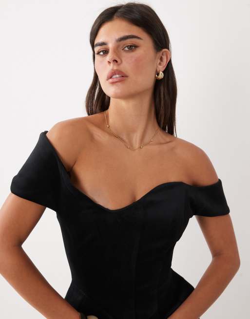ASOS DESIGN – Svart miniklänning i sammet med tulpanformad höft och strukturerad bardotringning, 3 av 4