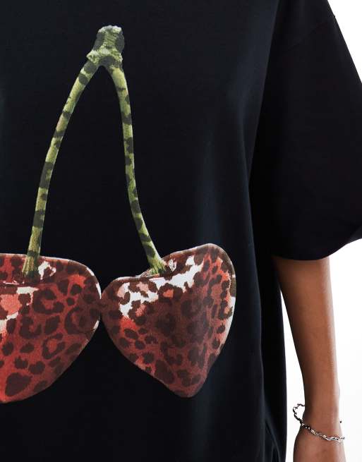 ASOS DESIGN – Svart miniklänning i t-shirtmodell och oversize med leopardmönstrade körsbär, 2 av 4