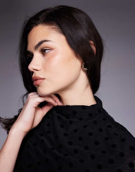 ASOS DESIGN – Svart miniklänning med cape och flockade prickar, 3 av 4